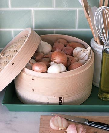 Cum se păstrează cartofii, ceapa, usturoiul și alte legume în bucătărie