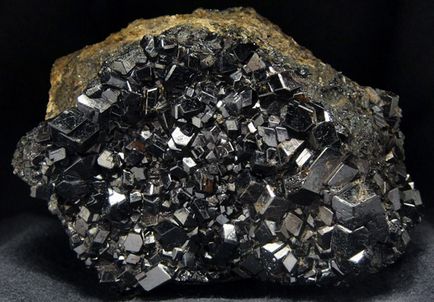 Камінь меланит - властивості лікувальні та магічні