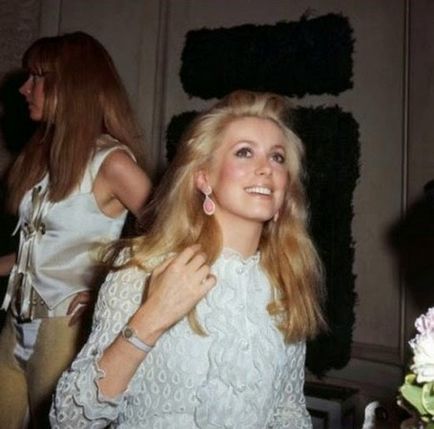 Mozi és a divat, hogyan kell ruhát a stílus Catherine Deneuve, hírek a világ divatipar és az orosz