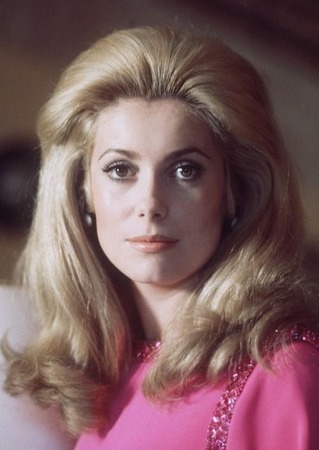 Mozi és a divat, hogyan kell ruhát a stílus Catherine Deneuve, hírek a világ divatipar és az orosz