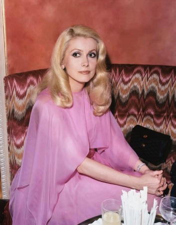 Mozi és a divat, hogyan kell ruhát a stílus Catherine Deneuve, hírek a világ divatipar és az orosz