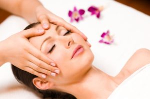 Masajul cu perie a descrierii feței, efectele masajului facial cu ciucuri, precum și contraindicațiile