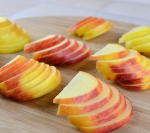 Класична шарлотка з яблуками на кефірі без масла (рецепт)