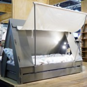 Cortină și mașină de pat din studioul de design mathy by bols