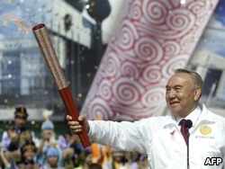 Cultul de personalitate al lui Nazarbayev a luat o scară care amenință viitorul democrației