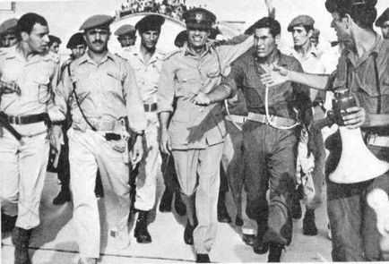 Revoluția libiană și liderul său este o revizuire militară
