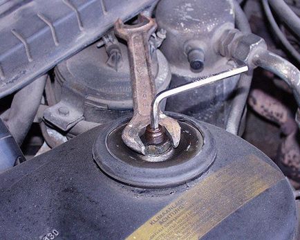 Változás az első lengéscsillapítók Opel omega (fotoinstruktsiya), kézi autós (Opel Omega) Változás az első lengéscsillapítók Opel omega (fotoinstruktsiya), az autós ellátásokat