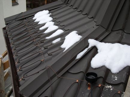 Încălzirea acoperișului de zăpadă ca ninsoarea topită, zăpada se topeste și formează gheață