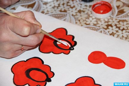 A mintákat a lépcsőzetes végrehajtása a Gorodets festmény virág minták idősebb óvodások (összefoglalók óra) A mintákat a lépcsőzetes végrehajtása a Gorodets festmény virág minták idősebb óvodások