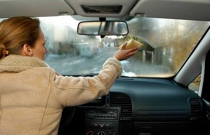 Törölje a jeget a jármű ablaka