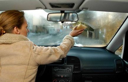 Törölje a jeget a jármű ablaka (jármű) Törölje a jeget a jármű ablaka