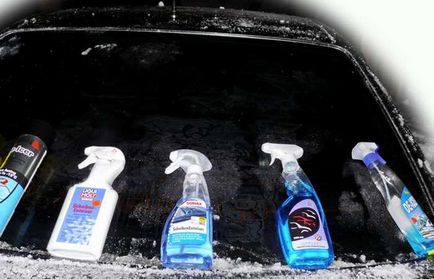 Очищаємо лід від скла автомобіля