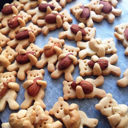 Cookies alakú medve (tészta dióval) A cookie-k az alakja medve