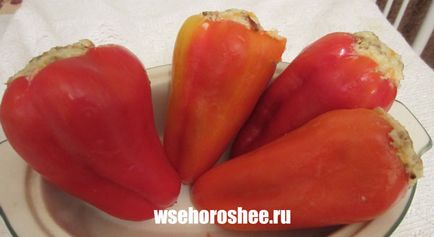Pepper töltött hús és a rizs, sült a kemencében (töltött hús és rizs) Töltött paprika hús és rizs, sült a kemencében