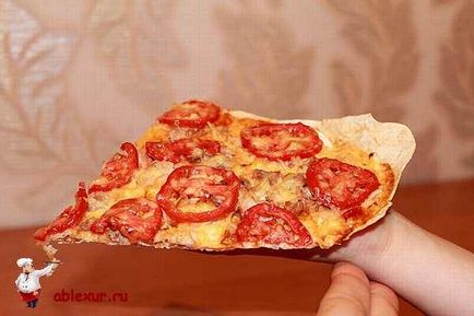 Pizza din pâine pita în cuptor - rețetă cu brânză și pui - viața mea