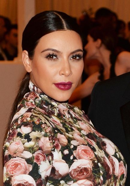 De ce popularitatea lui Kim Kardashian se slăbește, mai proaspătă este cea mai bună dintre Runet pentru a doua zi!