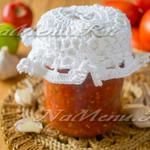 Tomate - bulgăre de zăpadă - cu usturoi pentru rețeta de iarnă cu o fotografie