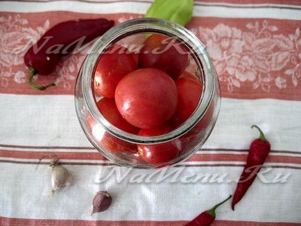 Tomate - bulgăre de zăpadă - cu usturoi pentru rețeta de iarnă cu o fotografie