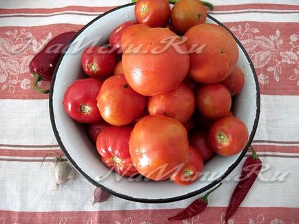 Tomate - bulgăre de zăpadă - cu usturoi pentru rețeta de iarnă cu o fotografie