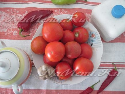 Tomate - bulgăre de zăpadă - cu usturoi pentru rețeta de iarnă cu o fotografie