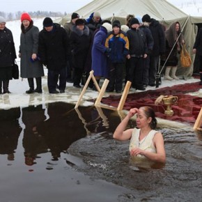 Regulile de înot în gaura de gheață, la sărbătoarea botezului Domnului, centrul regional gbuz Volgograd