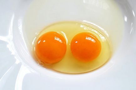 Motivele pentru apariția ouălor neobișnuite în pui, cum se evită problemele, video