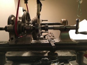 Procesul de fabricare a sticlei de plastic pentru un ceas de mână într-un atelier de ceas