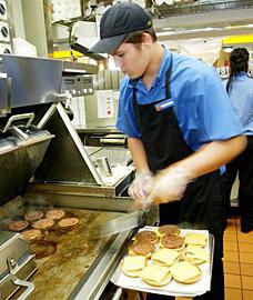 Este permisă munca în McDonald's de la vârsta de 16 ani