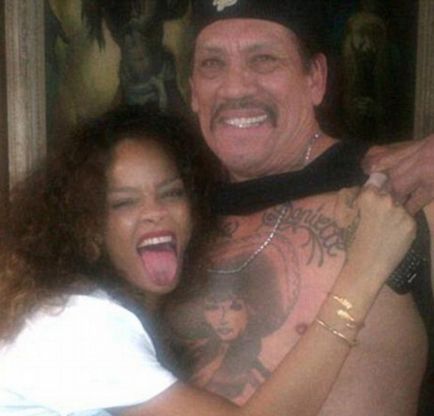 Rihanna készül a tetoválás Tupac Shakur