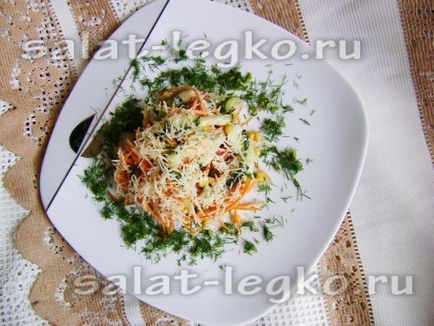 Salata cu morcovi coreeni, castraveti si branza, reteta