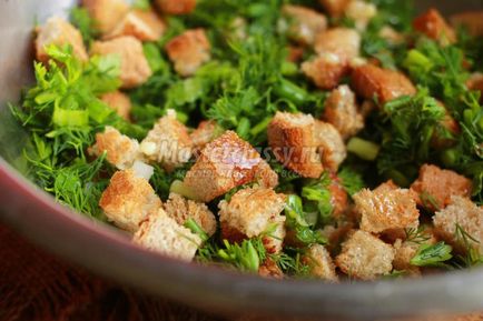 Salată cu file de pui, ouă și crutoane