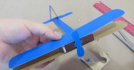 Літачок з картону і сірникової коробки