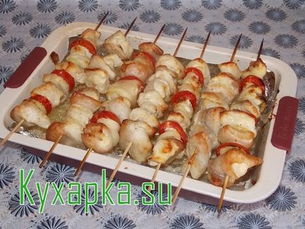 Shish kebab de pește în cuptor, feluri de mâncare acasă cu fotografii pe etapele rețetă