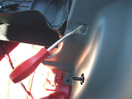 Demontarea panoului arcului roții din spate în hatchback-ul chevrolet lacetti