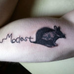 Un tatuaj al mouse-ului unde este mai bine să faci tatuaje, stiluri și schițe ale mouse-ului