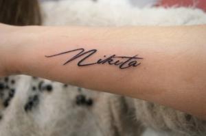 Inscripții pe tatuaj