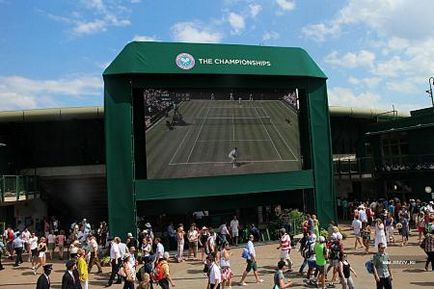 Turnul turneului de tenis Wimbledon, pimmurile și peluzele verzi