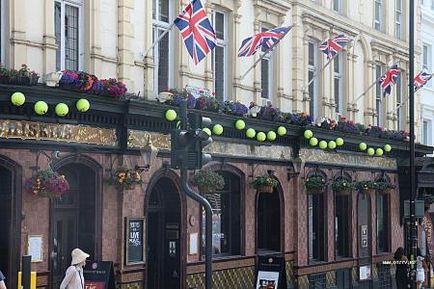 Turnul turneului de tenis Wimbledon, pimmurile și peluzele verzi