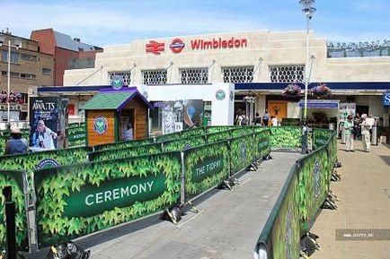 Turnul turneului de tenis Wimbledon, pimmurile și peluzele verzi