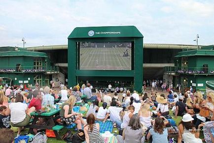 Turnul turneului de tenis Wimbledon, pimmurile și peluzele verzi