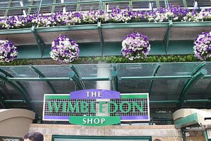 Turnul turneului de tenis Wimbledon, pimmurile și peluzele verzi