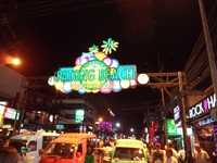 Cluburi stradale Bangla Road - cluburi pe strada nocturna Bangla Road din Phuket, pe plaja patong