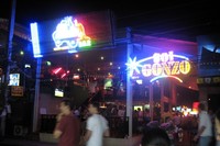 Вулиця клубів бангла роуд - клуби на нічній вулиці бангла роуд в Пхукеті на пляжі Патонг
