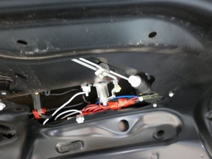 Instalarea deschiderii portbagajului electric, toyota
