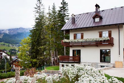 O vizită la fotografia de familie a lui Elizabeth Franks și interiorul casei designerului în Alpii, vogă, bucurie