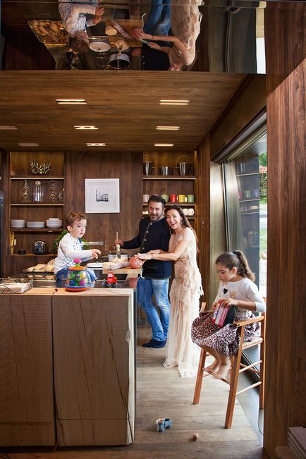 O vizită la fotografia de familie a lui Elizabeth Franks și interiorul casei designerului în Alpii, vogă, bucurie