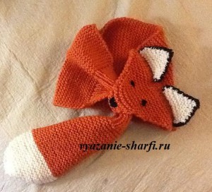 Tricotat o eșarfă pentru copii cu ace de tricotat sub forma unui chanterelle