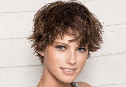 Жіноча стрижка гаврош для коротких, середніх і довгих волосся
