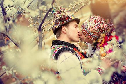 20 színes képek, amelyek azt mutatják, a pár a hagyományos esküvői ruhák különböző