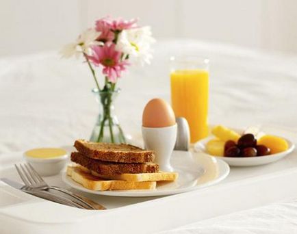 És álmodnak reggeli az ágyban, mint egy meglepetés, előkészíti a reggelit egy szeretett ember